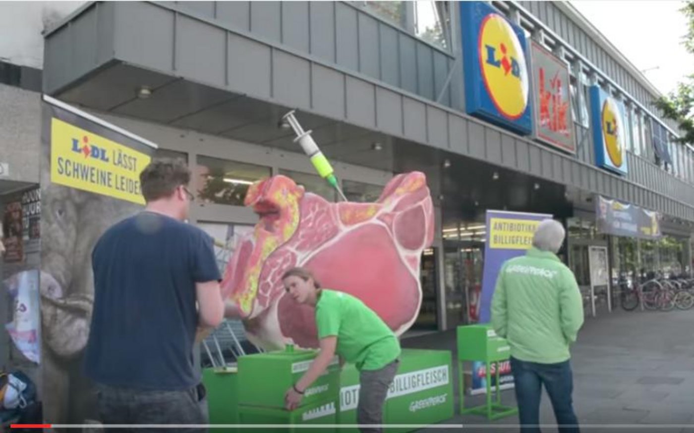 Greenpeace machte in Barmbek DE eine Aktion vor dem Lidl-Markt. (Screenshot Youtube)