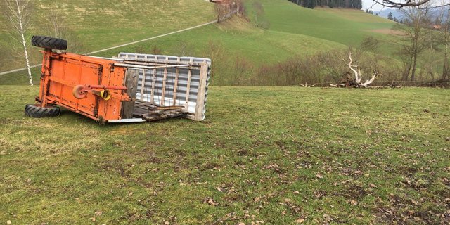 Der Sturm machte auch vor diesem Anhänger in Schwanden im Emmental nicht halt. (Bild Alexander Blaser) 