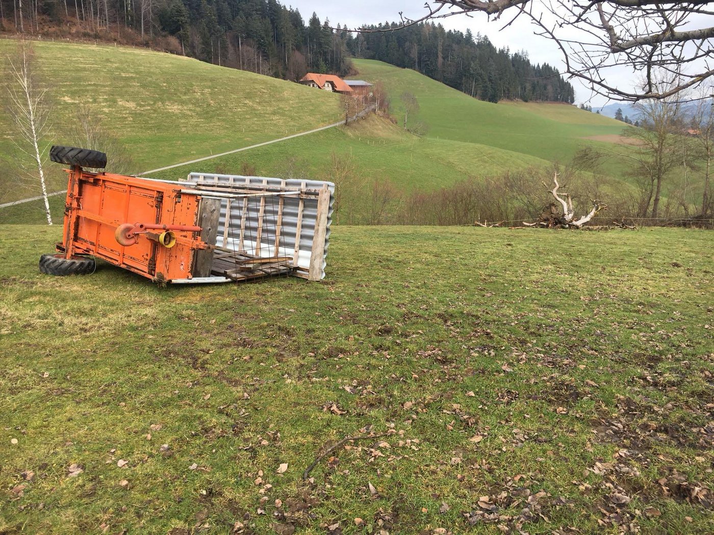Der Sturm machte auch vor diesem Anhänger in Schwanden im Emmental nicht halt. (Bild Alexander Blaser) 
