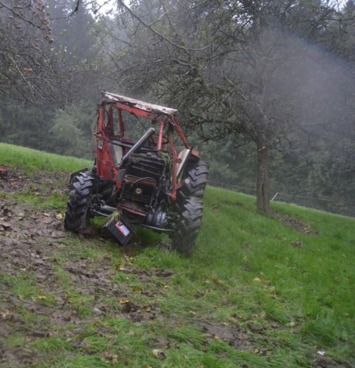 Der Traktor überschlug sich beim Unfall mehrmals. (Bild Kantonspolizei Appenzell Ausserrhoden)