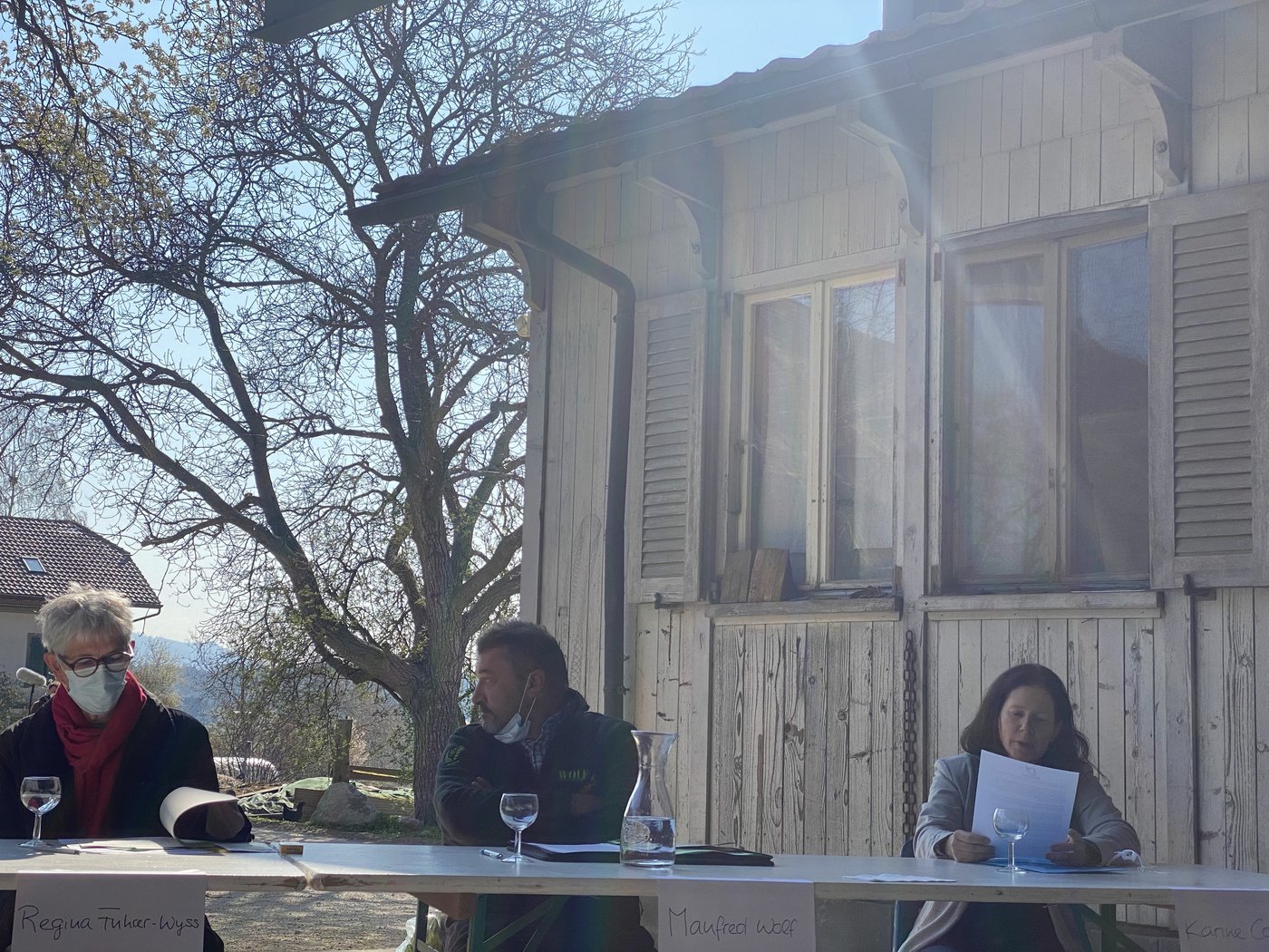 Regula Fuhrer-Wyss, Präsidentin Kleinbauern-Vereinigung, Manfred Wolf, Biogemüseproduzent und Karine Contat, Vorstandsmitglied Bio Suisse. (Bild sjh)