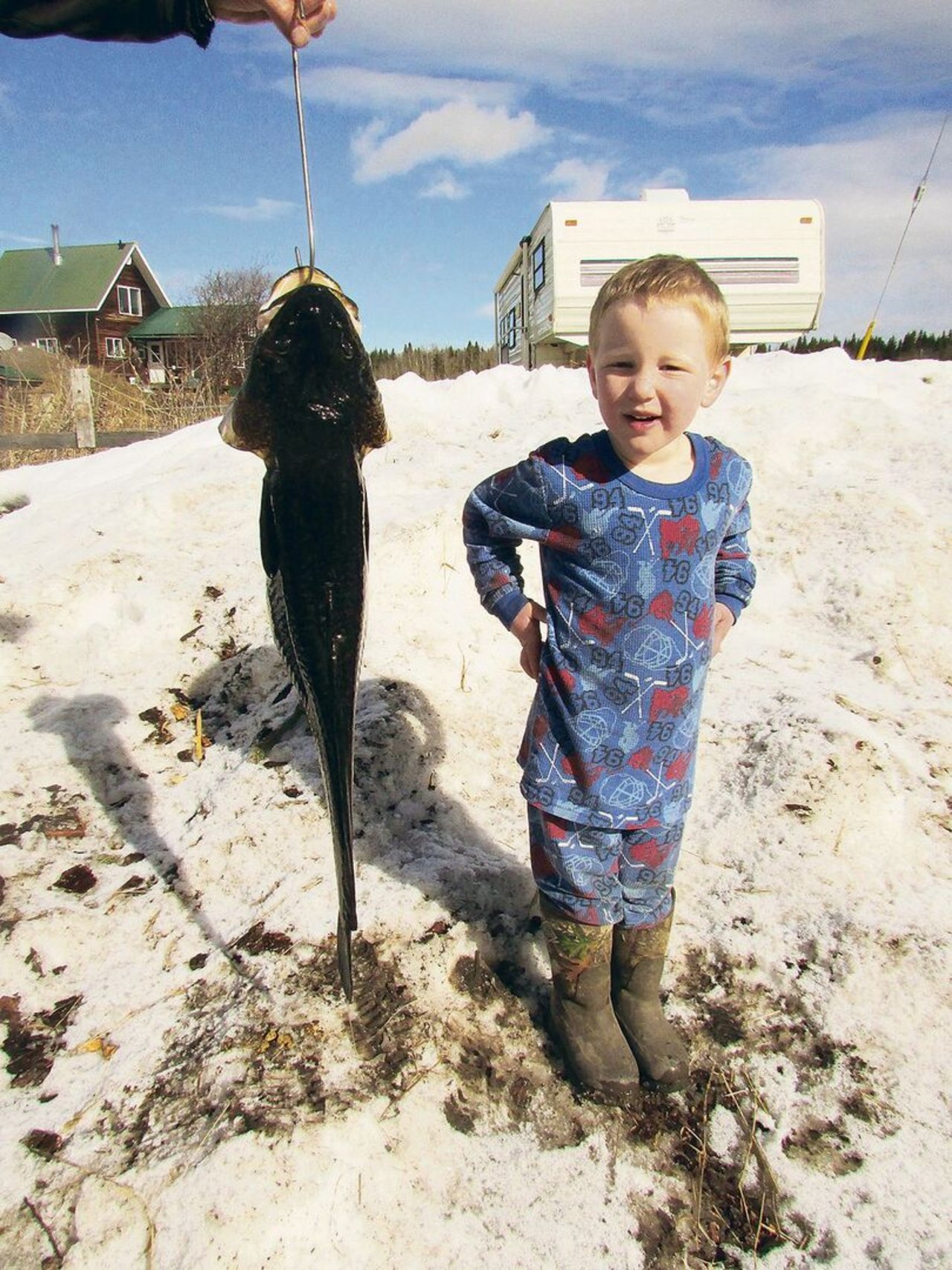 Die bisher grösste gefischte Quappe war fast so gross wie der kleine Fischer, Quinn, der Jüngste in der Familie Ruckstuhl.