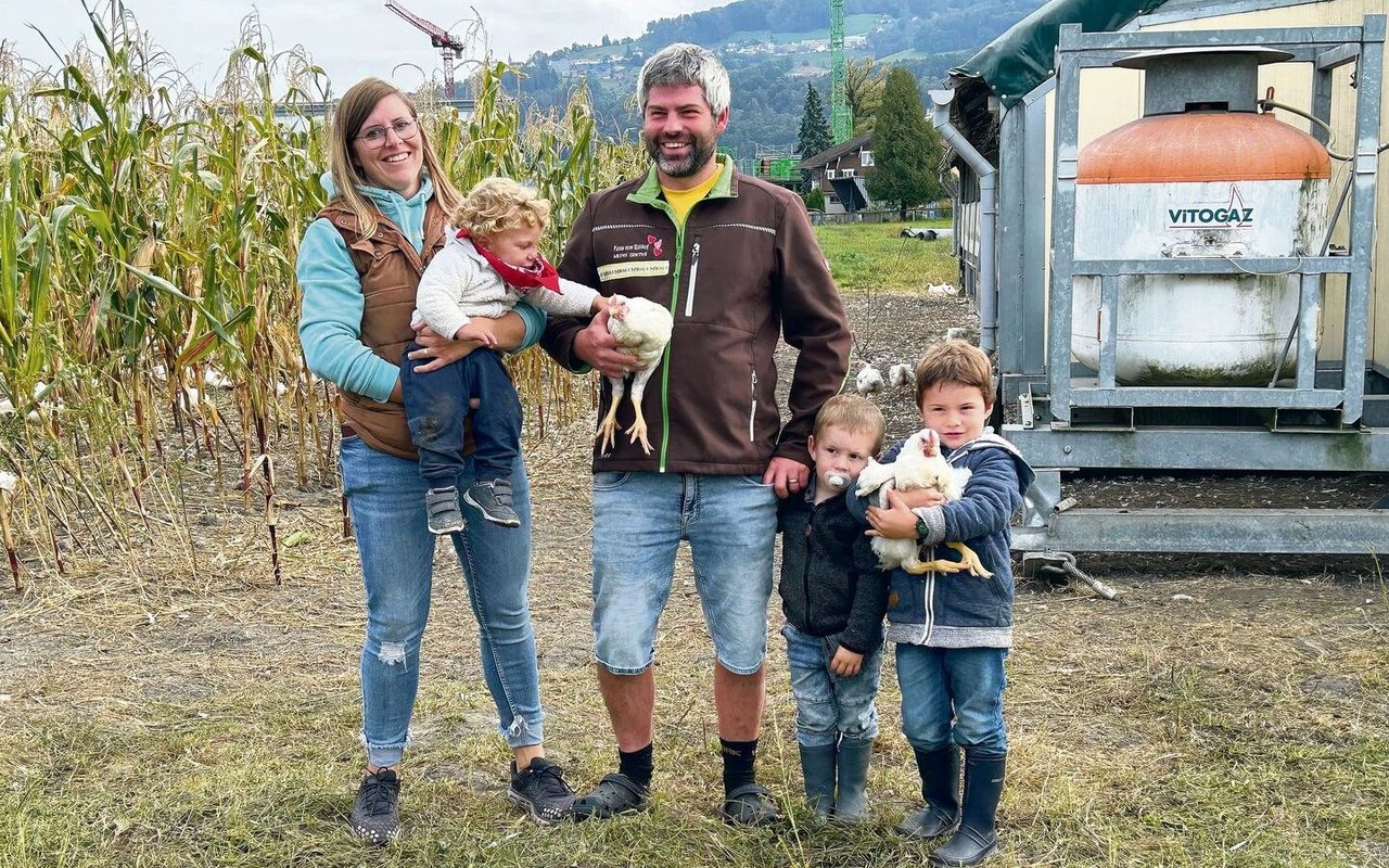 Familie Bischof mit Jennifer, Florian, Michel, Severin und Matthias (v. l.) mit den handzahmen Ribelmais-Poularden.