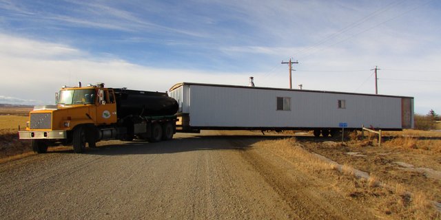 Mit dem Tanklastwagen zügelten Ruckstuhls das «Mobile Home» etwa 15 Kilometer weit über Kiesstrassen zu ihrem Haus. Hasen und Küken sollen darin in gut beheizten Räumen Tür an Tür leben. (Bild Alexandra Ruckstuhl)