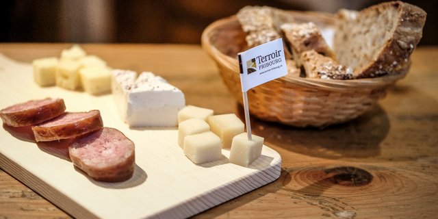 Greyerzer AOP, Vacherin Fribourgeois AOP und Freiburger Charcuterie- Spezialitäten und Backwaren bekommt zu Probieren, wer Freiburger Wein bestellt. (Bild zVg)