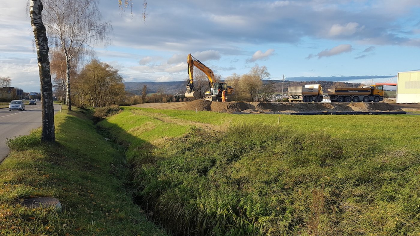 Die Menge an Kies, der bis zu 1,3m Höhe aufgeschüttet worden ist, entspricht mehr als 500 Transportfahrten mit einem 5-Achs-Kipper.