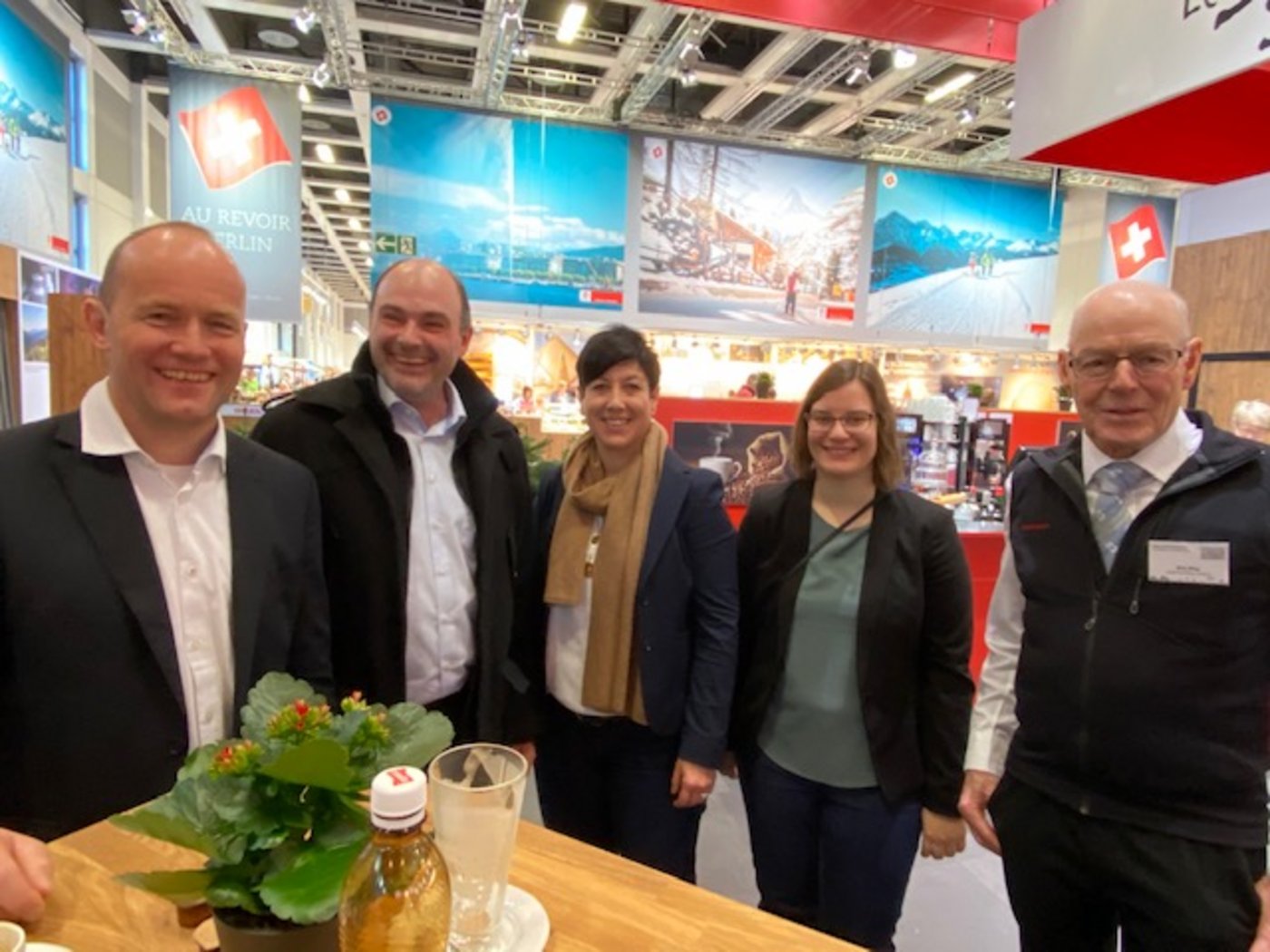 Zentralschweizer (fast) unter sich: Jakob Lütolf, Präsident des Luzerner Bäuerinnen- und Bauern, sein Vize Josef Schnider, Mirjam Hofstetter und Larissa  Grossenbacher vom SBV sowie der ehemalige Bergbauer und Alpkäse-Produzent Alois Ming (v.l.n.r.). (Bild akr)