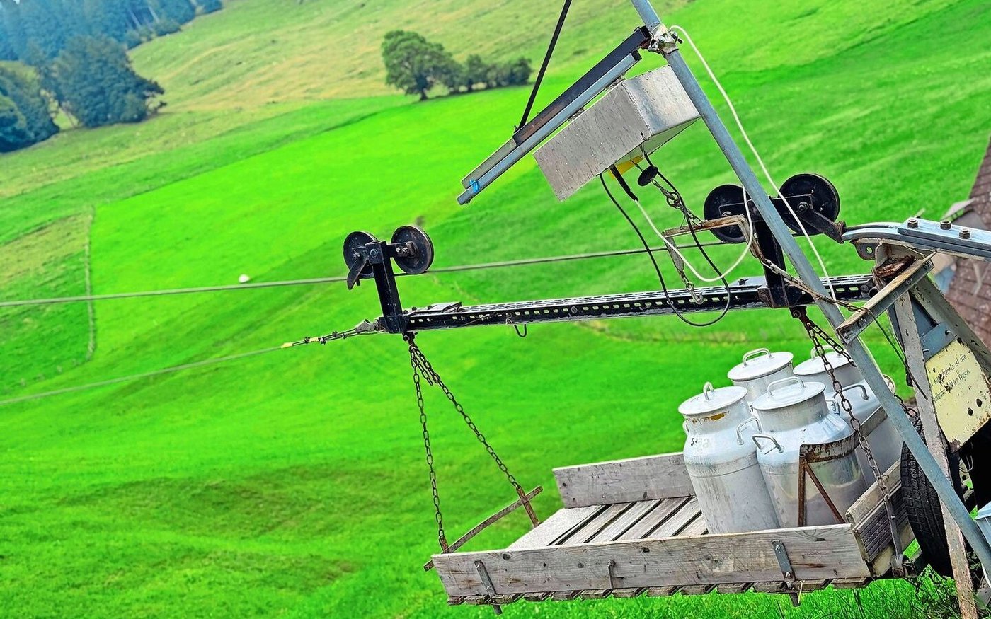 Auch die Milch wird per Seilbahn ins Tal befördert. 