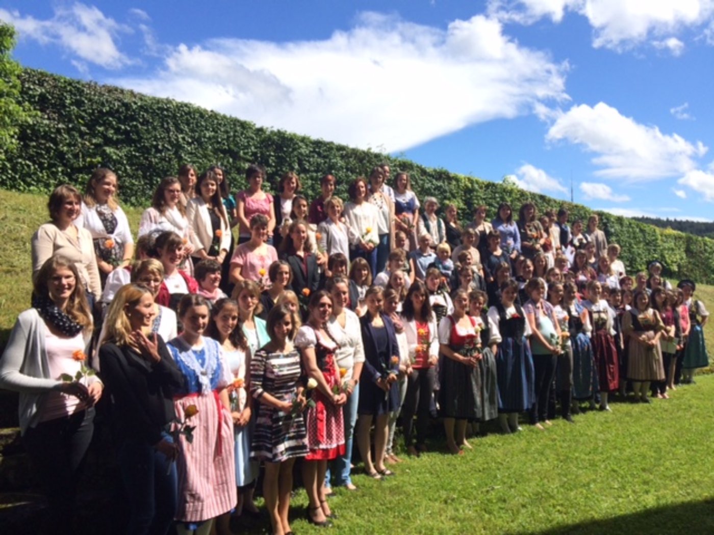 Sonnenschein im richtigen Moment: Die erfolgreichen Absolventinnen beim Gruppenbild. (Bild akr)