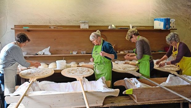Das Ausrollen des Teiges ist ein Kraftakt, der auch viel Übung benötigt. Für die Delegiertenversammlung des kantonalen Verbands wurde der Ofen extra eingeheizt und Salzkuchen zum Zvieri serviert. 
