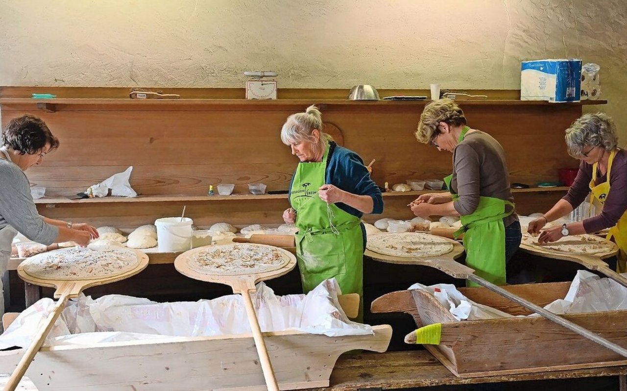 Das Ausrollen des Teiges ist ein Kraftakt, der auch viel Übung benötigt. Für die Delegiertenversammlung des kantonalen Verbands wurde der Ofen extra eingeheizt und Salzkuchen zum Zvieri serviert. 