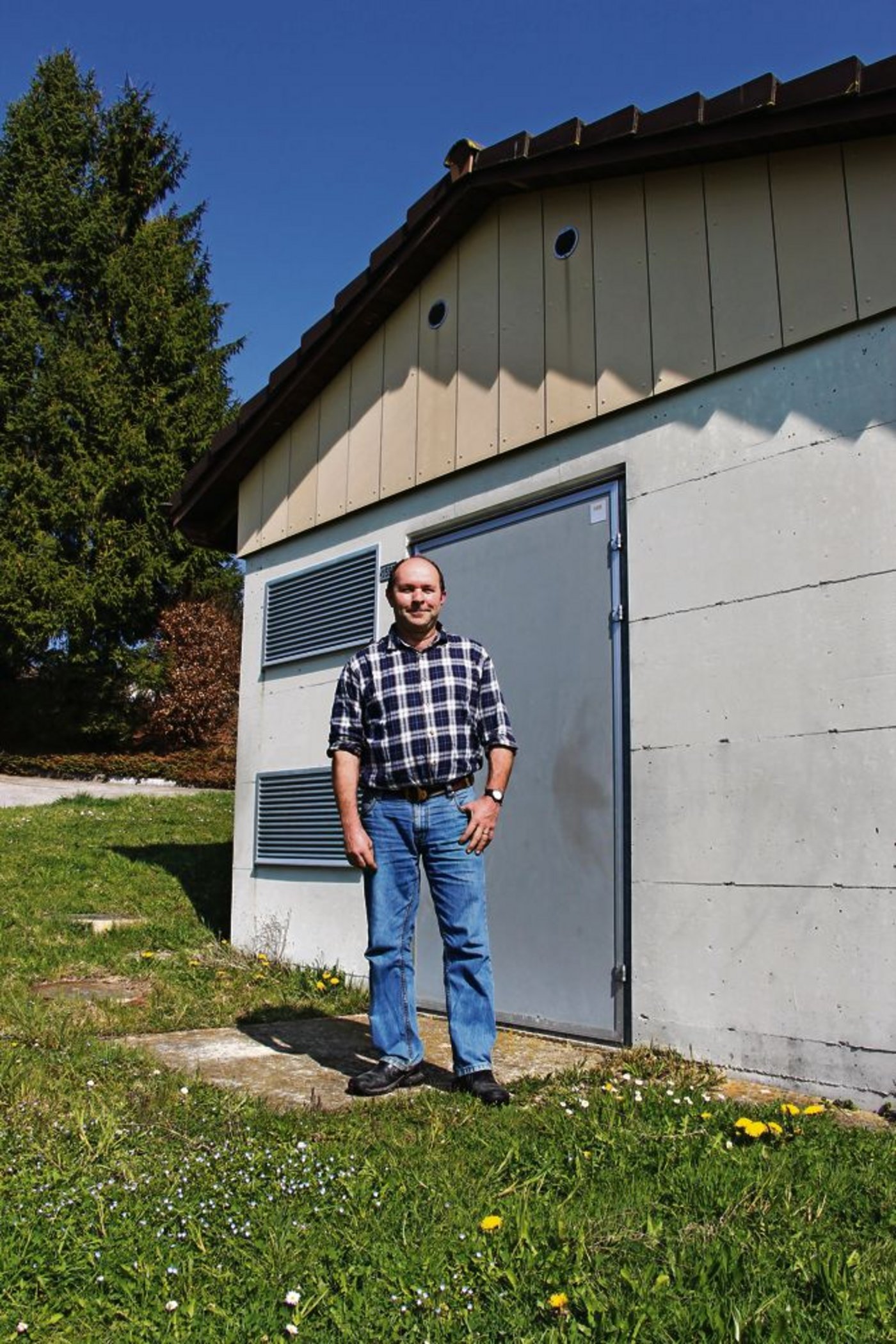 Peter Gämperli vor dem Trafohaus der Dorfkooperation Schwarzenbach SG, das auf seinem Landwirtschaftsbetrieb Maihof steht. (Bild: Hans Rüssli)