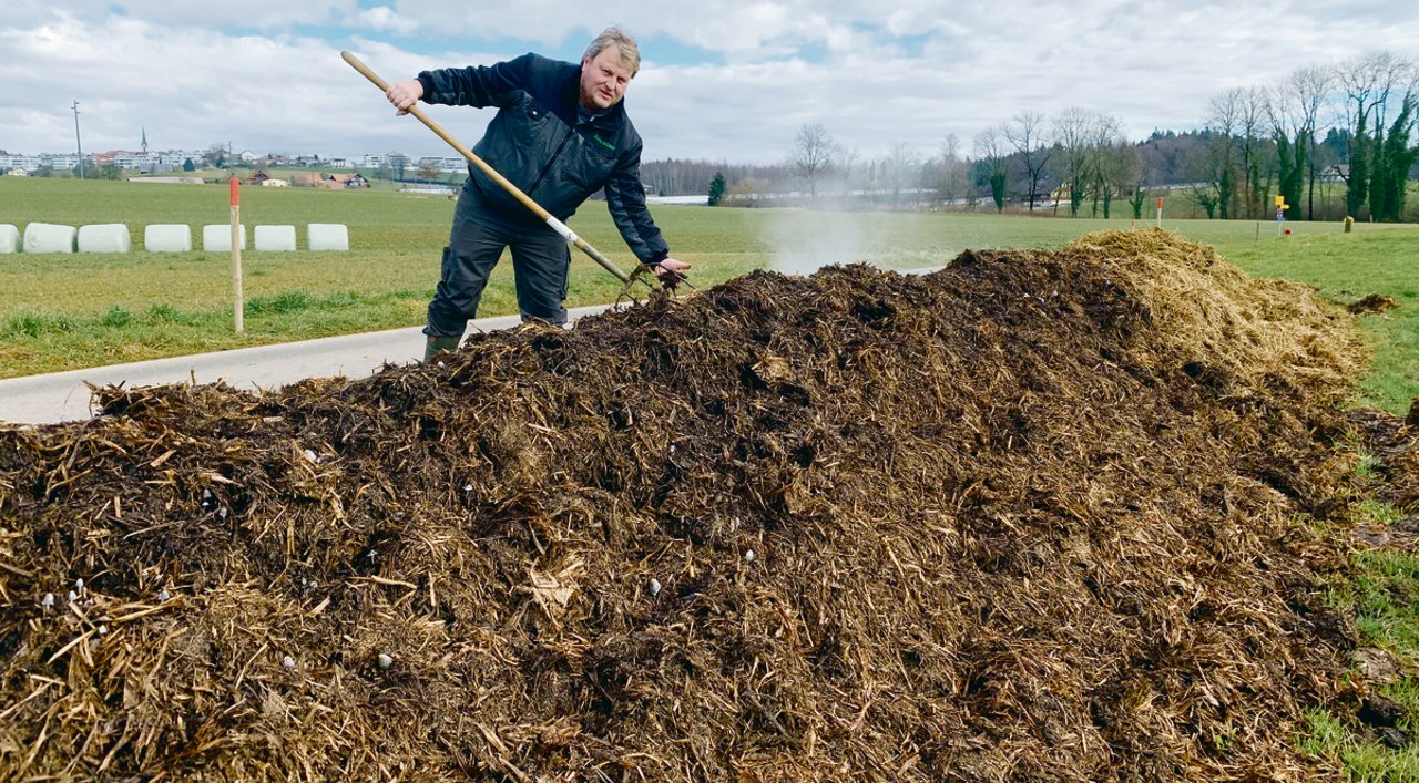 Roger Fleischlin von der Wenischwand in Sempach kompostiert vor dem Austrag sämtlichen Mist am Feldrand. Er ist überzeugt, dass dies besser für den Boden ist. (Bild Josef Scherer)