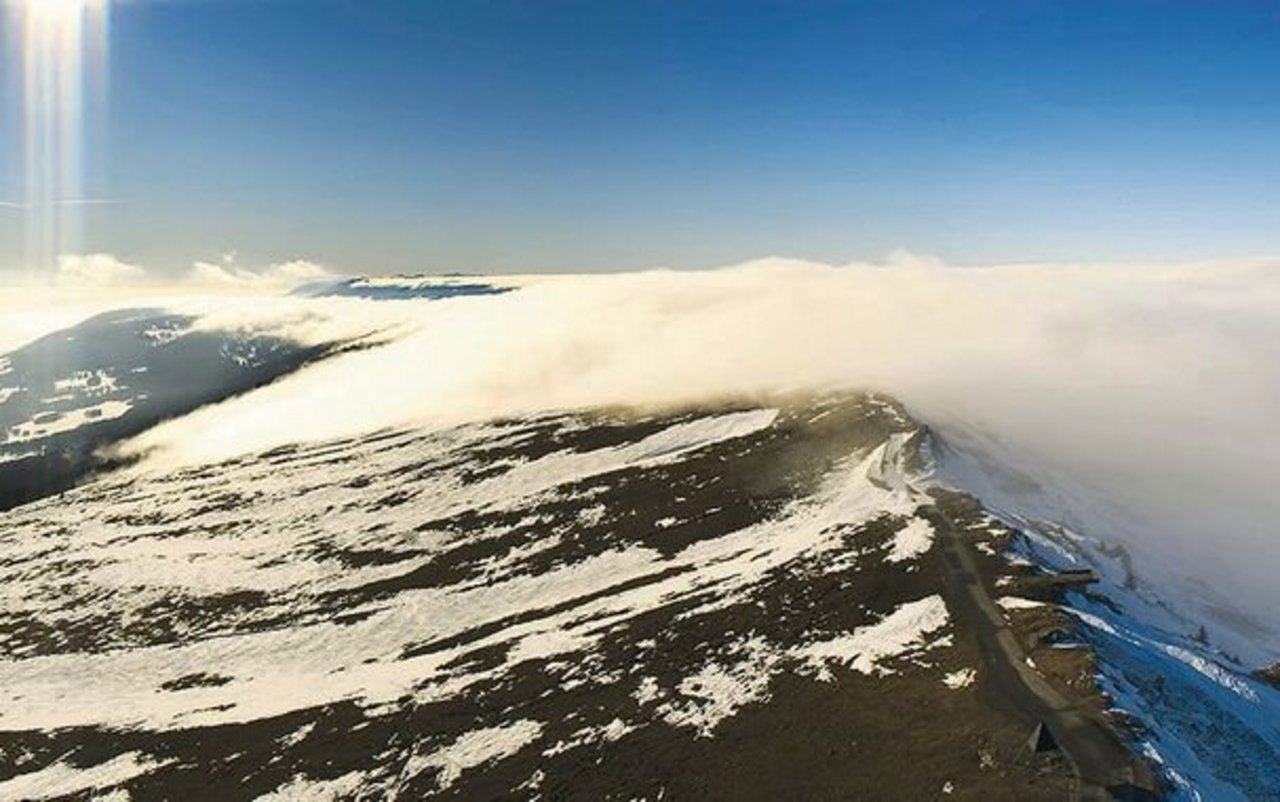 Webcam-Bild vom 17. Januar 2022 vom Chasseral, Blickrichtung Südwesten. Kaltluft aus Norden schwappt über die Jurakreten, es bildet sich ein seichter «Wolken-Wasserfall».