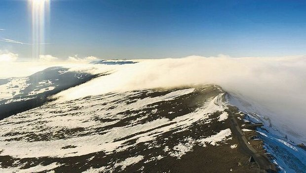 Webcam-Bild vom 17. Januar 2022 vom Chasseral, Blickrichtung Südwesten. Kaltluft aus Norden schwappt über die Jurakreten, es bildet sich ein seichter «Wolken-Wasserfall».