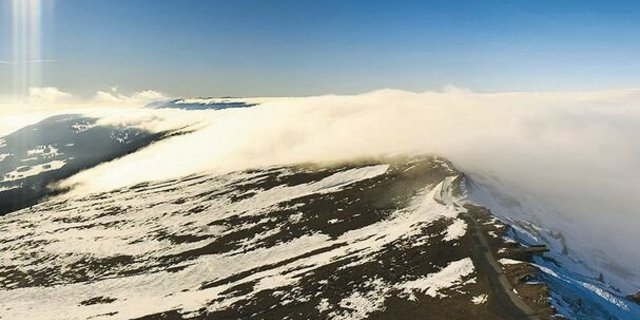 Webcam-Bild vom 17. Januar 2022 vom Chasseral, Blickrichtung Südwesten. Kaltluft aus Norden schwappt über die Jurakreten, es bildet sich ein seichter «Wolken-Wasserfall».
