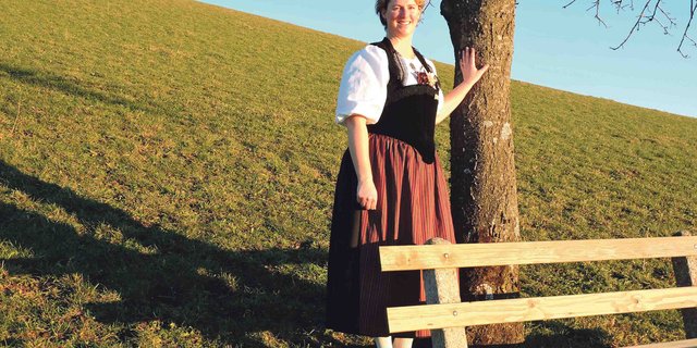 Karin Röthlisberger in ihrer Tracht, die sie zu Jodeln trägt. (Bild Barbara Heiniger)