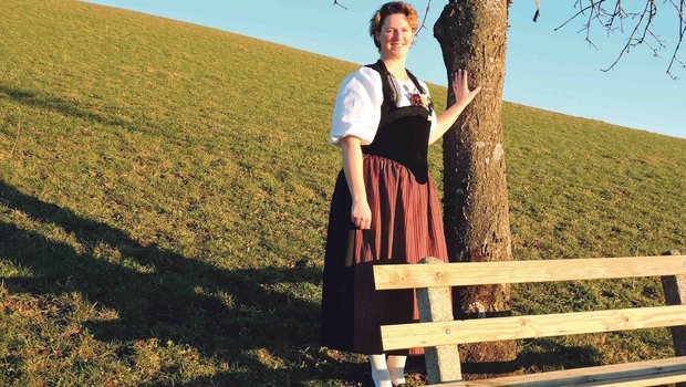 Karin Röthlisberger in ihrer Tracht, die sie zu Jodeln trägt. (Bild Barbara Heiniger)