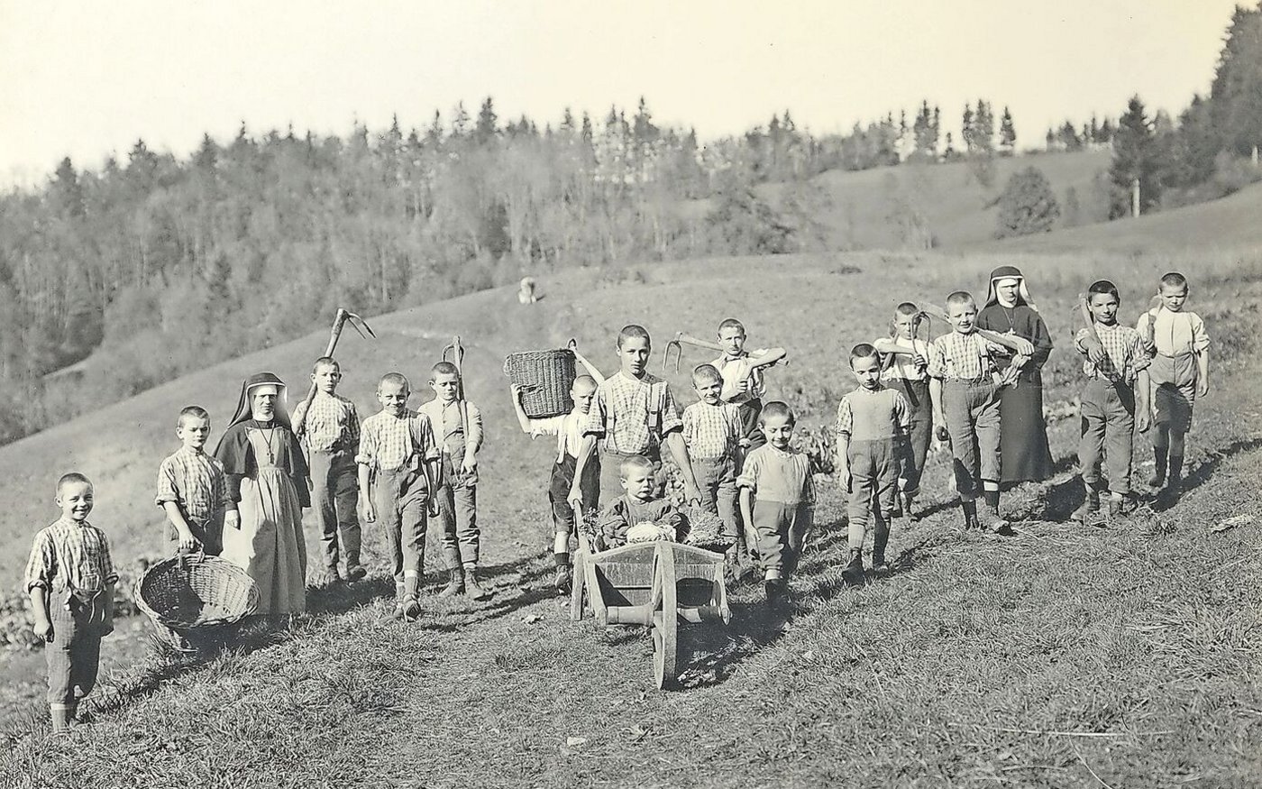 In der Schweiz waren Hunderttausende  von fürsorgerischen Zwangsmassnahmen betroffen – viele Kinder wurde auf Bauernhöfe verdingt. 