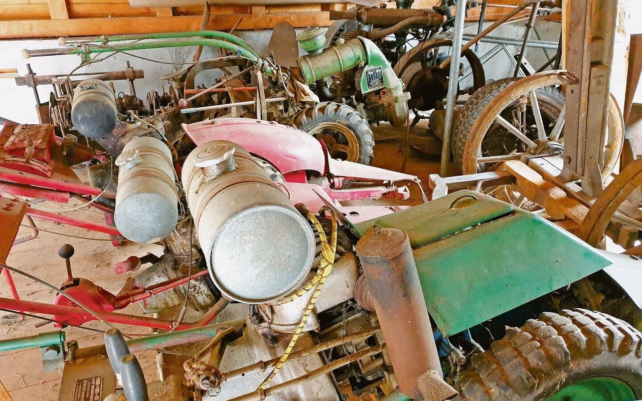 Auf dem Dachboden lagern die Rapid-Maschinen. Vieles wurde dem Oldtimer-Fan angetragen, er sagte selten Nein.