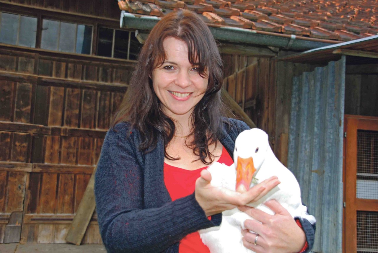 Astrid Spiri steht auf Gänse, doch auch ihre Spitzhauben- und Schweizerhühner möchte sie nicht missen.  (Bild Ruth Bossert)