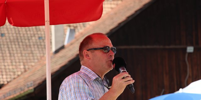 Auktionator Andreas Aebi hat in Burgdorf eine Privatperson darauf aufmerksam gemacht, dass sich die Leute auf dem Platz nicht filmen lassen wollen. (Bild BauZ) . 