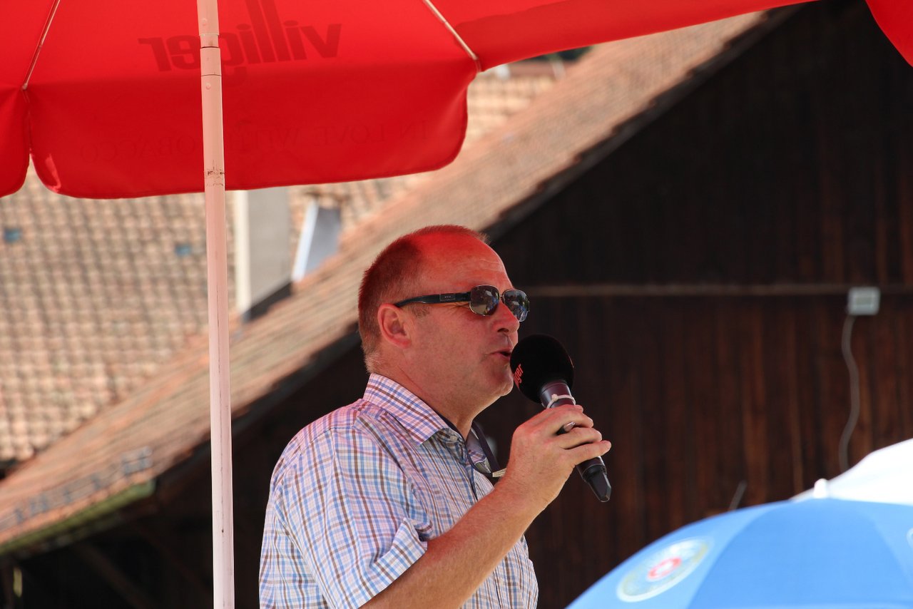 Auktionator Andreas Aebi hat in Burgdorf eine Privatperson darauf aufmerksam gemacht, dass sich die Leute auf dem Platz nicht filmen lassen wollen. (Bild BauZ) . 