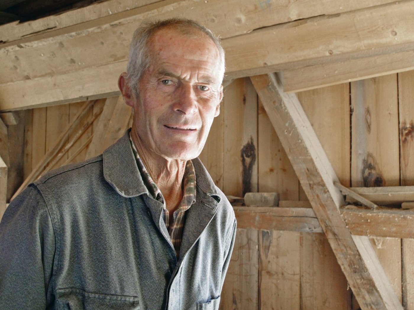 Vor 57 Jahren wurde Lieni Joos von seinem Vater in die Sägereiarbeiten eingeführt. Mit einigen Unterbrüchen  bedient er die Säge in Tenna bis auf den heutigen Tag. (Bilder Elisabeth Bardill)