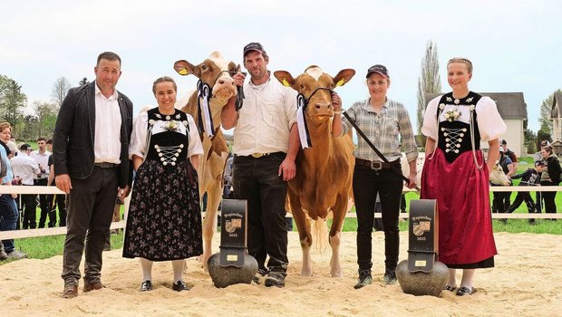 Die Siegerinnen unte Die Siegerinnen unter den Seniorkühen: Der Miss-Titel ging an Hinterfluh’s Odyssey Somalia (r.) von Florian Jakob, Miss Schöneuter wurde Wingeiers Echo Loriana von Hansueli Wingeier.