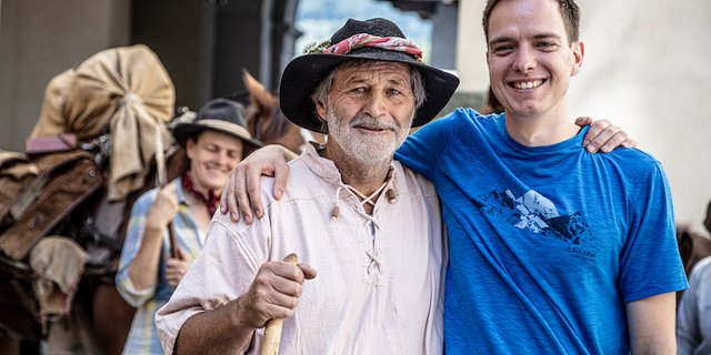 Säumermeister Reto Dürst mit Projektmanager des Säumertreks Aaron Heinzmann. (Bilder zVg)