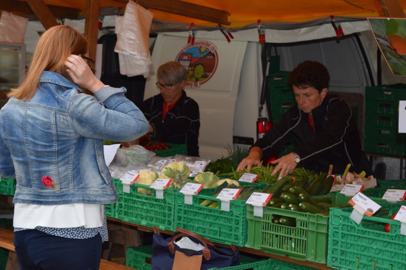 Eigenmanns bieten im Moment viel eigenes Gemüse, Kirschen und Beeren sowie Konfitüren und selbst gemachte Meringues an ihrem Stand an. (Bilder Stefanie Giger)