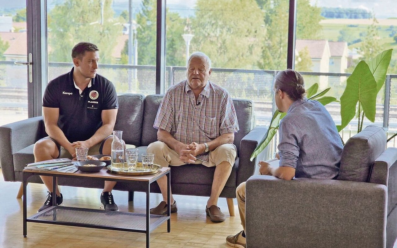 Curdin Orlik (l.) und Ernest Schläfli trafen sich in der Redaktion der BauernZeitung in Münchenbuchsee mit Redaktor Livio Janett. 