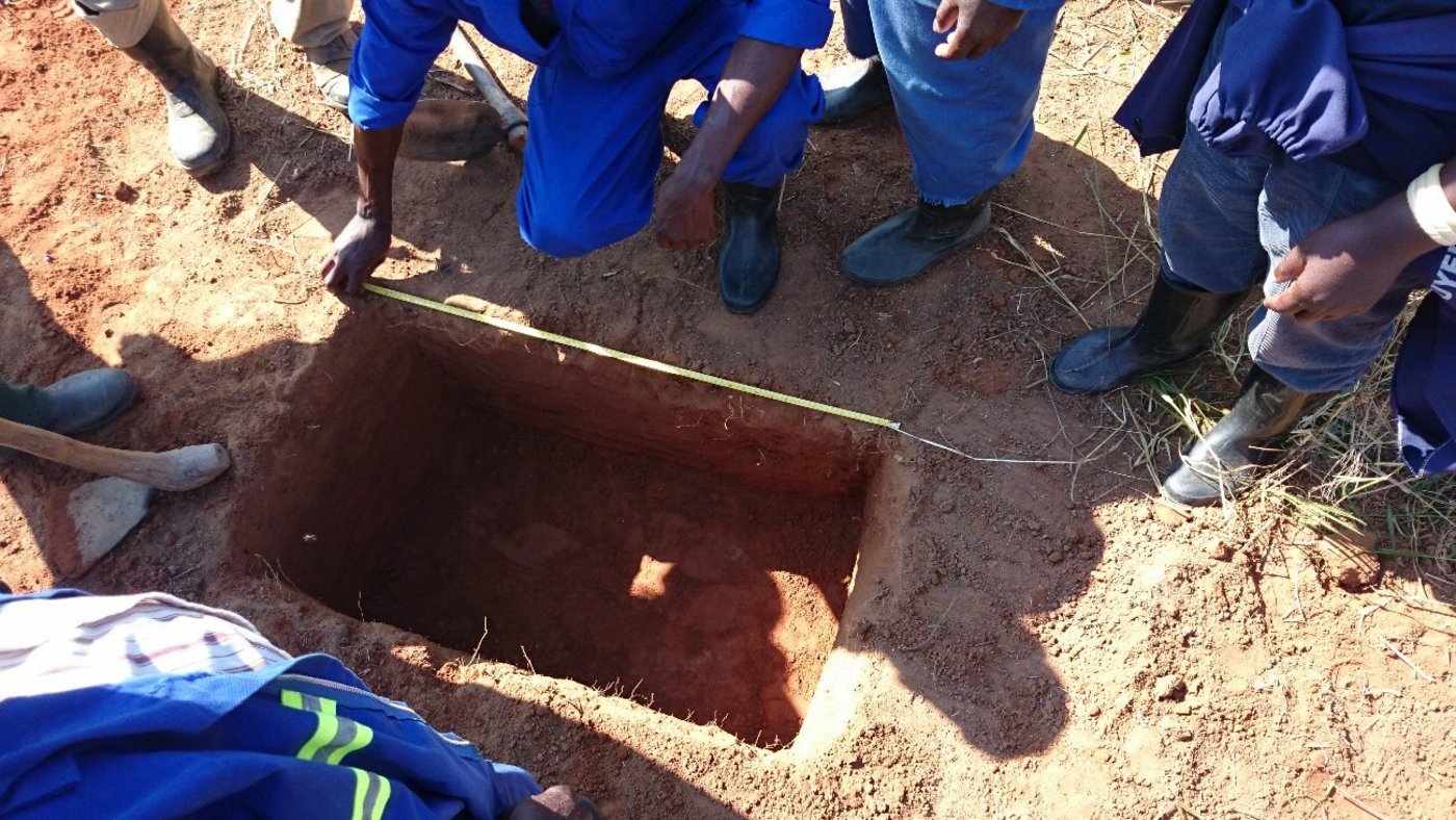 Da sich nicht alle Workshop-Teilnehmende Holzbretter für einen Heuballenrahmen leisten können, wird den KleinbäuerInnen auch die kostengünstigere Variante vermittelt: ein Erdloch graben zum Heustampfen. Der Workshop-Leiter nimmt es penibel genau: Die Masse müssen exakt stimmen, auch die Abstände zwischen den Schnüren – blöd nur, dass er sich nicht genau erinnern kann, wie viele Schnüre es in der Breite bedarf. Bis allen alles klar ist, kann es dann schon mal etwas länger dauern.