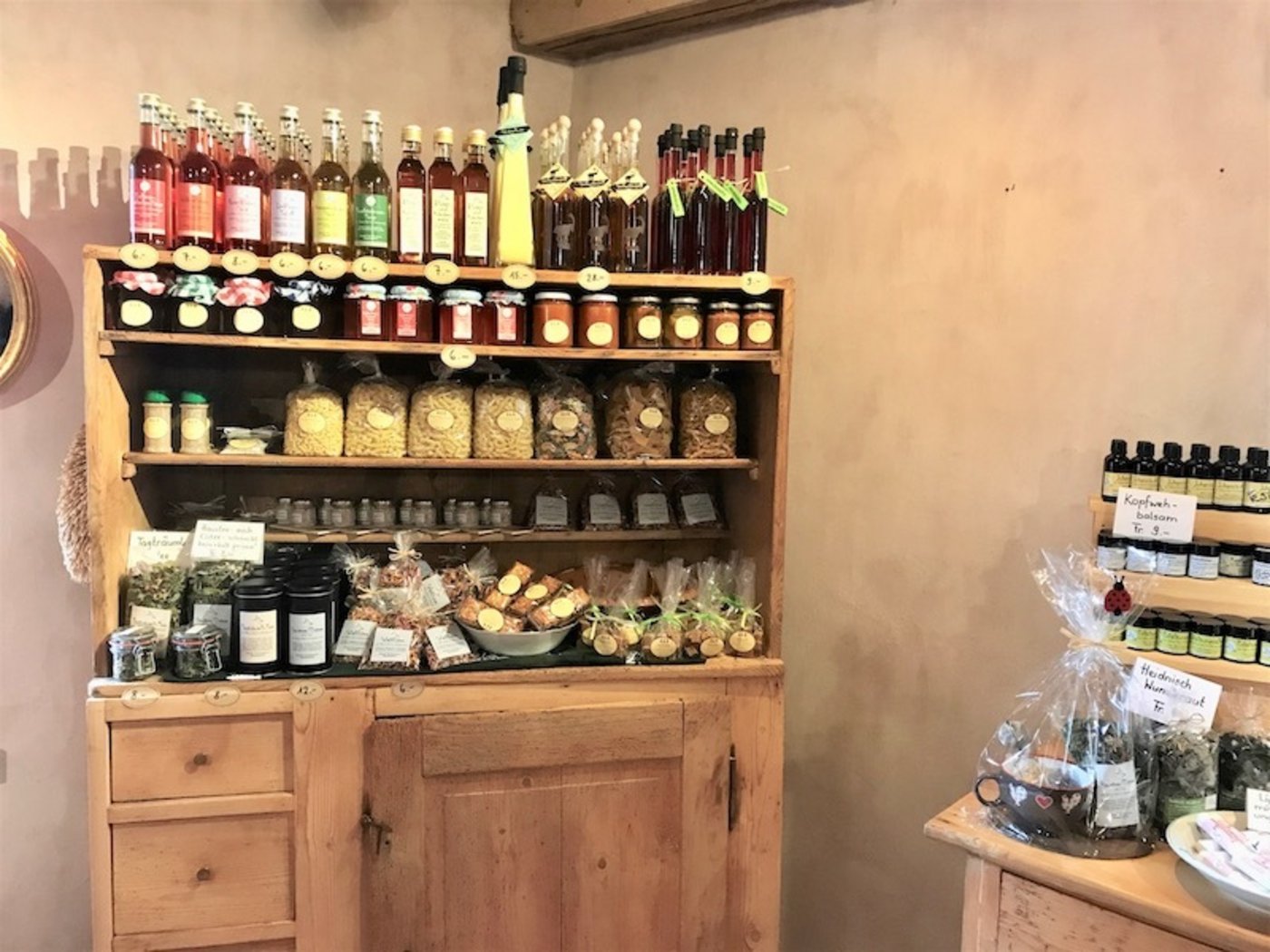 Dieser Hofladen vermittelt nostalgische Gefühle: Produkte direkt aus Grosis Küchenschrank. (Bild Agnes Schneider Wermelinger)