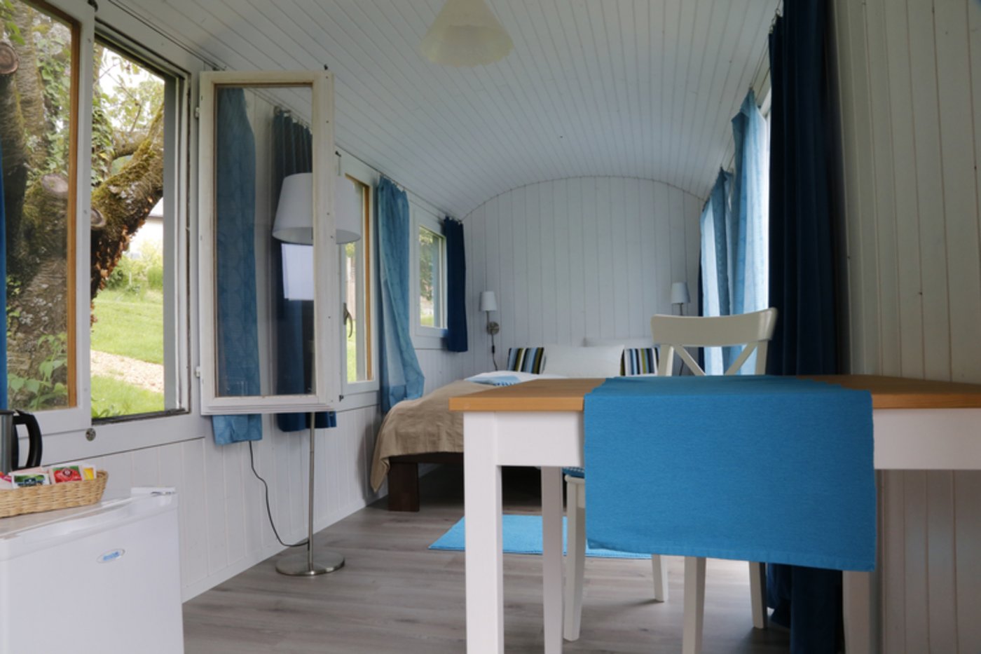 Der Bauwagen wurde innen komplett saniert und wohnlich gemacht. 