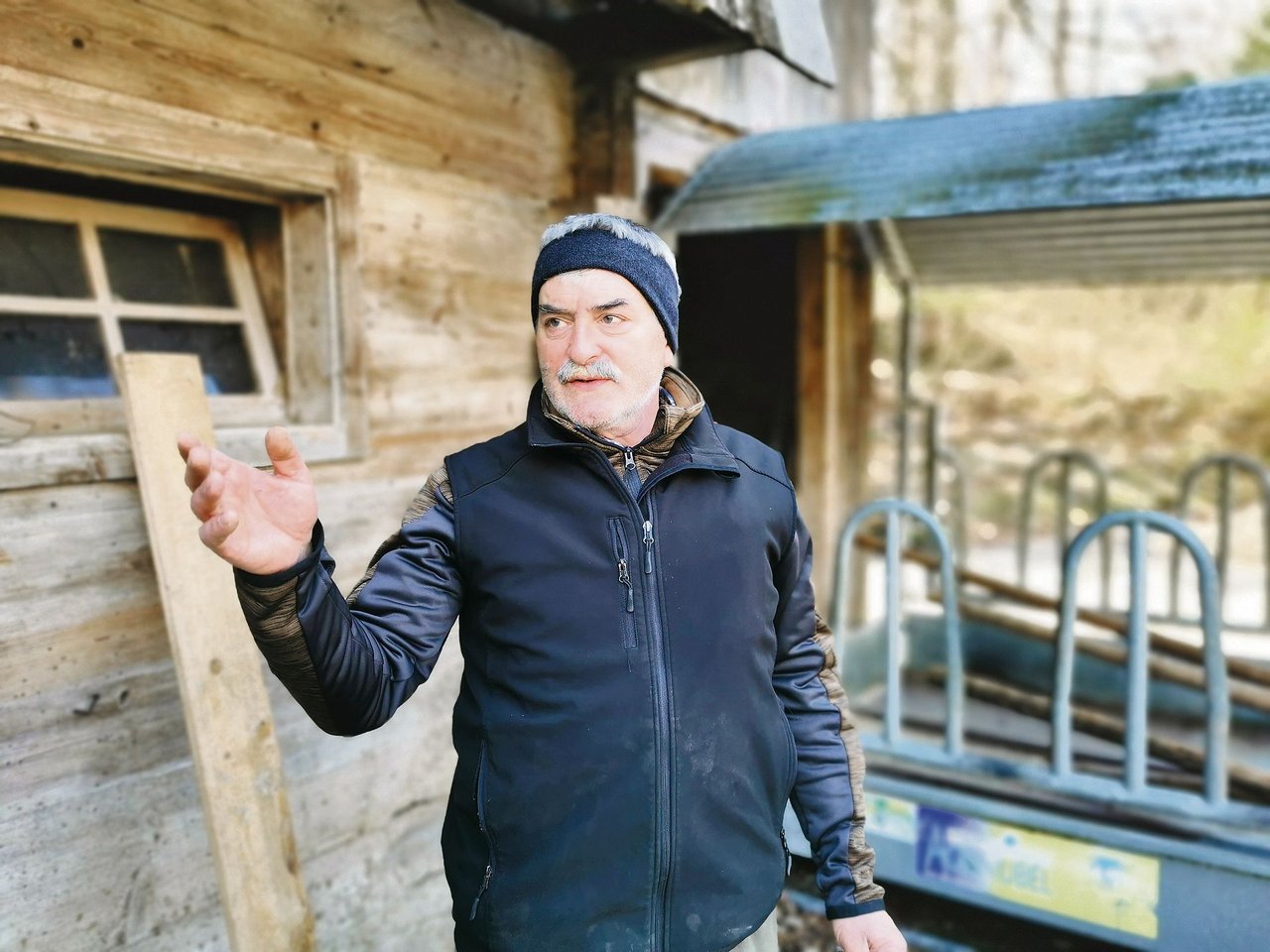 Simon Brügger ist Leiter Landwirtschaft im Freilichtmuseum Ballenberg. Im Auslauf der Mutterkühe erzählt er vom Alltag mit den neun verschiedenen Rassen. Jede der Kühe stammt von einem anderen Betrieb, die in der ganzen Schweiz verteilt sind. (Bild sb)