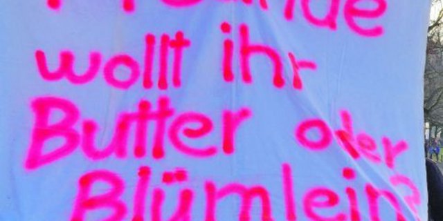 Butter oder Blümlein, fragte ein bäuerlicher Demonstrant im November 2015 in Bern. Für eine gesellschaftlich breit akzeptierte Landwirtschaft braucht es auch weiterhin beides.(Bild akr)