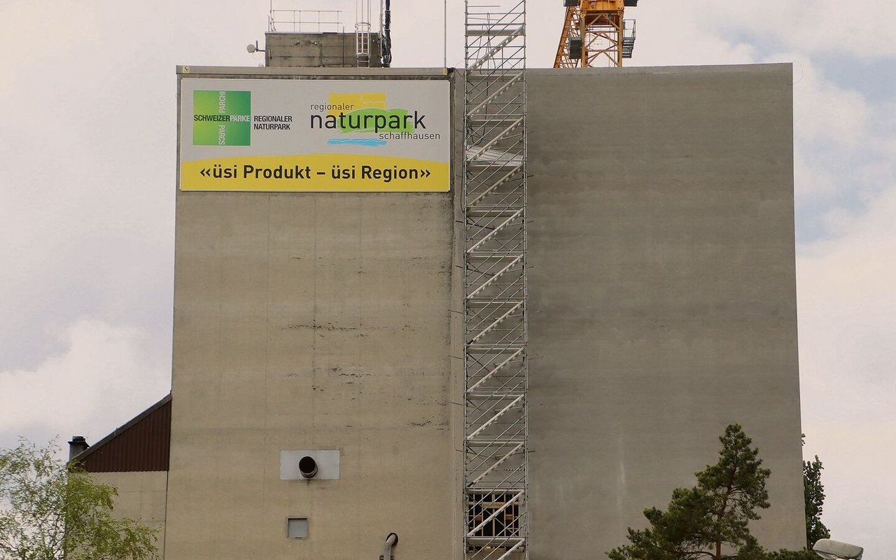 Hoch oben am Getreidesilo in Hallau prangt das beeindruckende Werbebanner für den regionalen Naturpark. 