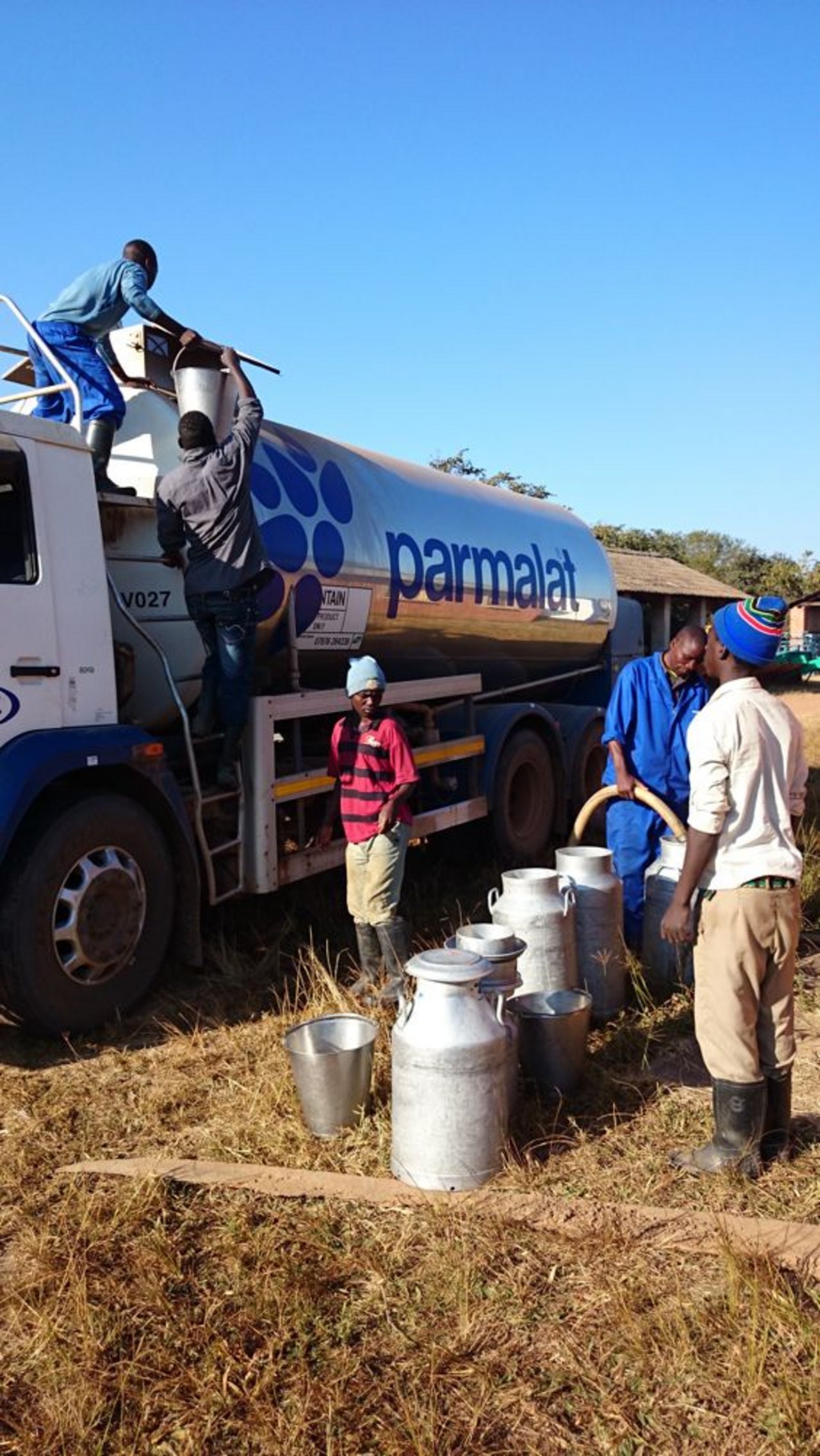 Milchpumpe ohne Strom. Wenn Parmalat während der „Strompause“ kommt, muss die Milch von Hand aus dem Kühltank in den Lastwagentank transportiert werden. (Bilder Markus Schär)
