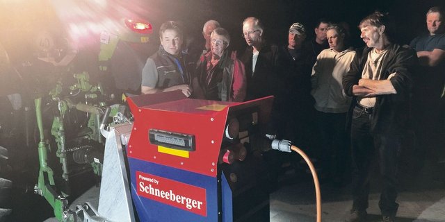 Urban Schwager (l.) demonstrierte am Informationsanlass live vor Ort, wie er von Netzstrom auf den Generator umstellt. 