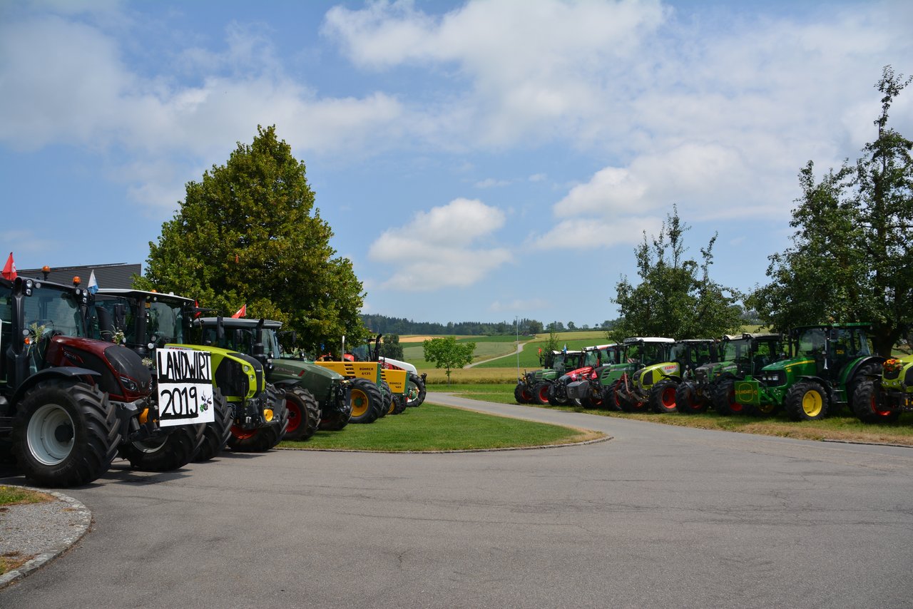 Es glich einer grossen Ausstellung, mit den verschiedensten Traktoren sind die Landwirte/Landwirtinnen angereist.