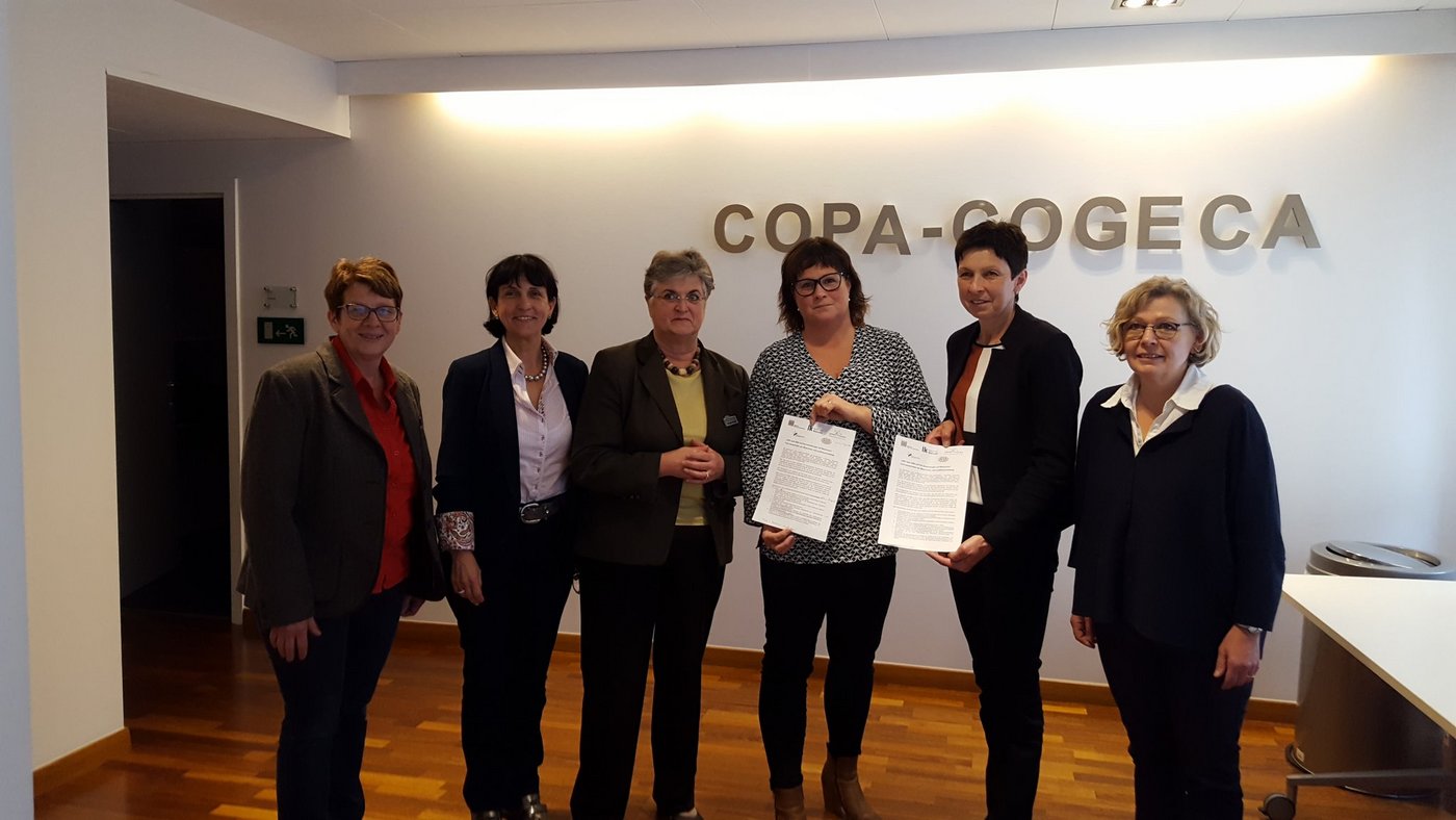 Die Vorschläge werden der neu gewählten Präsidentin des Landfrauenausschusses in Form des Positionspapiers überreicht. (Bild: zVg)