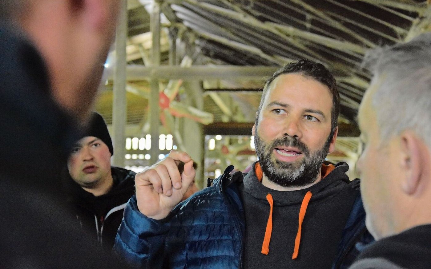 Bernhard Wasem arbeitet zu 40 Prozent auswärts. Für ihn müssen die Stallarbeiten effizient ablaufen. 