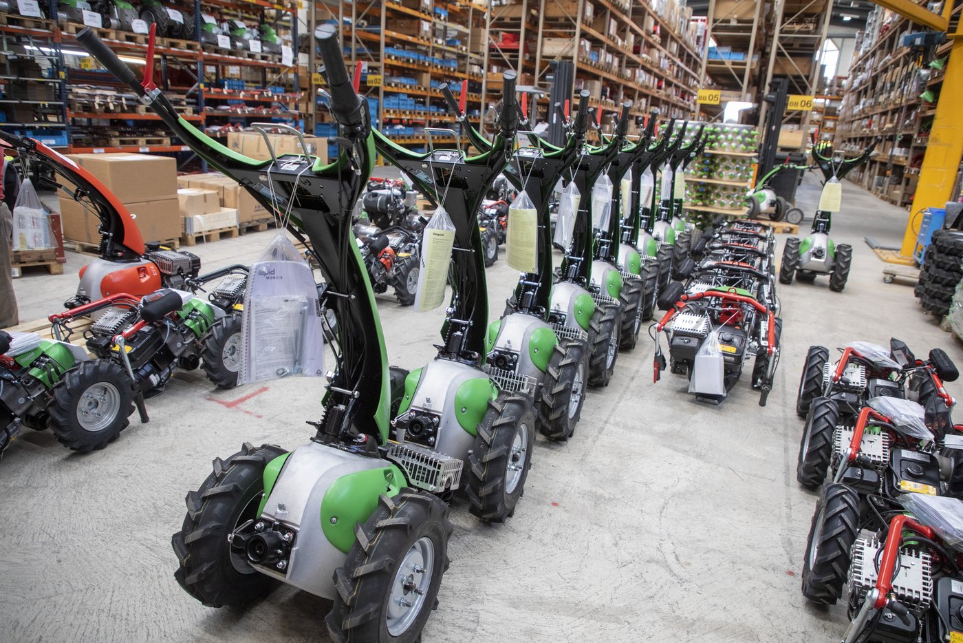 Fertige Maschinen warten auf ihren Verkauf.