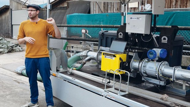 Projektleiter Thomas Steinsberger stellt die mobile Messstation mit Nahinfrarotsensor vor. Das Gerät analysiert die Gülle in Echtzeit. 