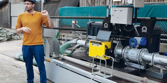 Projektleiter Thomas Steinsberger stellt die mobile Messstation mit Nahinfrarotsensor vor. Das Gerät analysiert die Gülle in Echtzeit. 