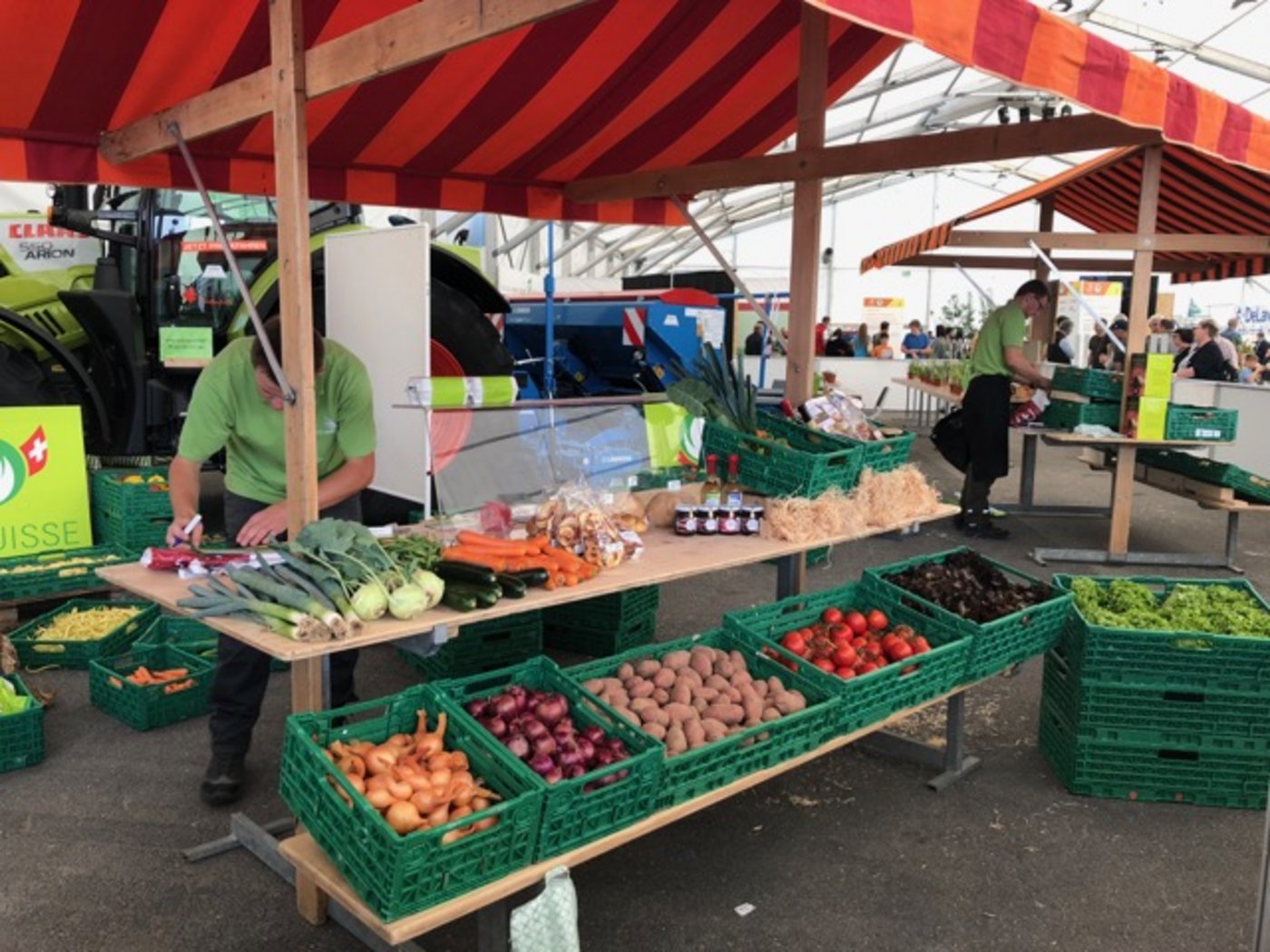 Gleichzeitig sind auch zwei Konkurrenten am Werk. 