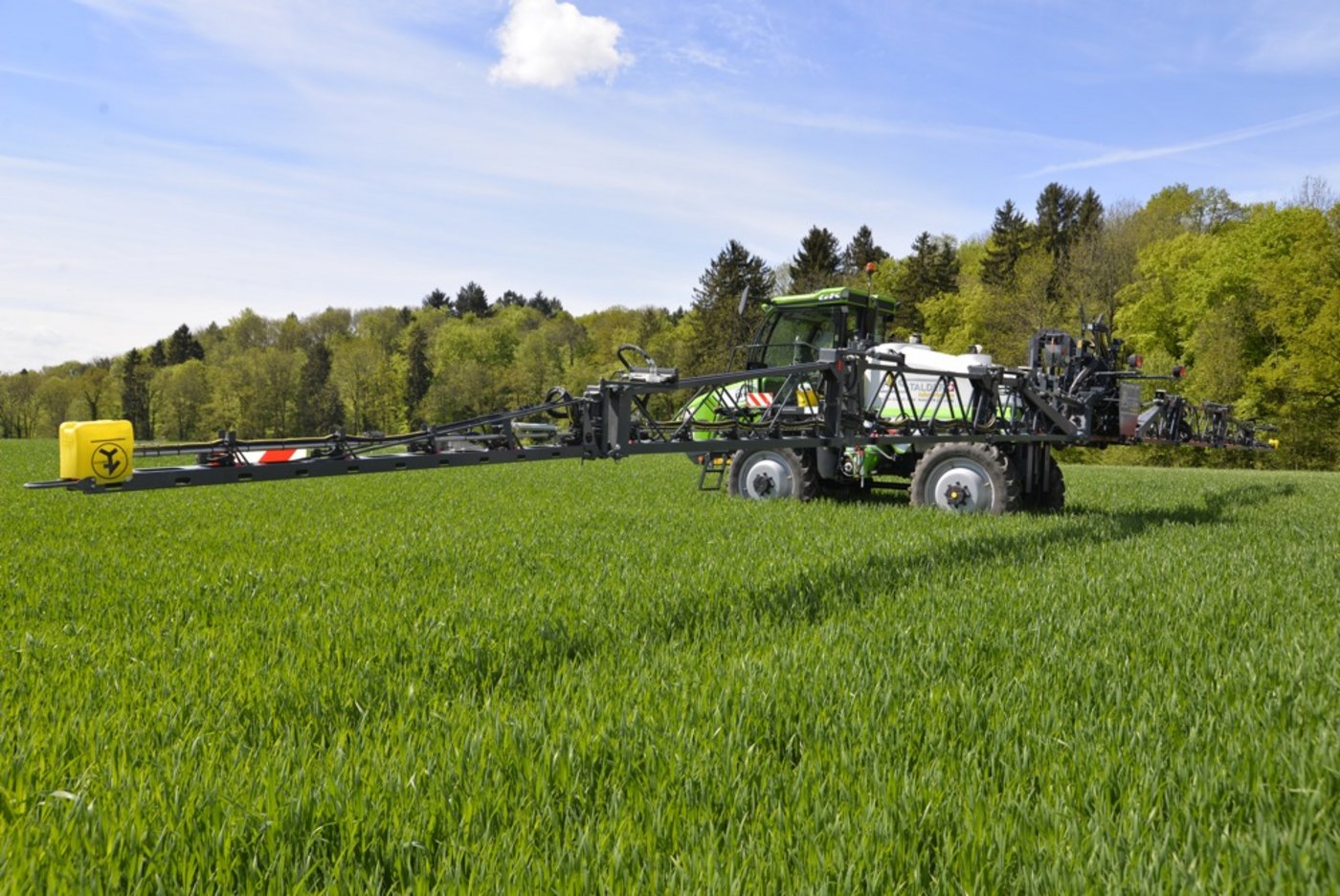 Die selbstfahrende Grim GK verfügt über eine Arbeitsbreite von 24 Metern und einen automatischen Hangausgleich bis 18 Prozent. (Bild: Katharina Scheuner)