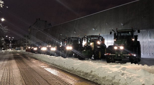 Die Bilder erinnern an die deutschen Bauernproteste – hier sind die Traktoren aber im Kampf gegen den Schnee im Einsatz. (Bilder Peter Wyss)