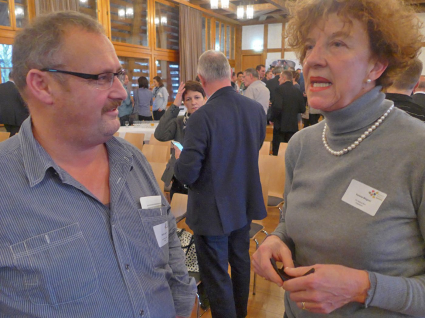 Landwirt trifft Umweltschützerin: Daniel Lehmann, BBV-Vorstandsmitglied und Verena Wagner, Präsidentin von Pro Natura Bern. (Bild Adrian Krebs)